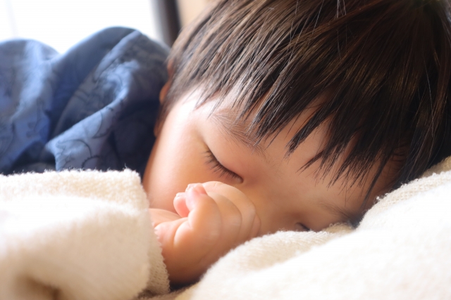「うちの子、もう4歳なのに…」指しゃぶりがやめられないと焦っていませんか?